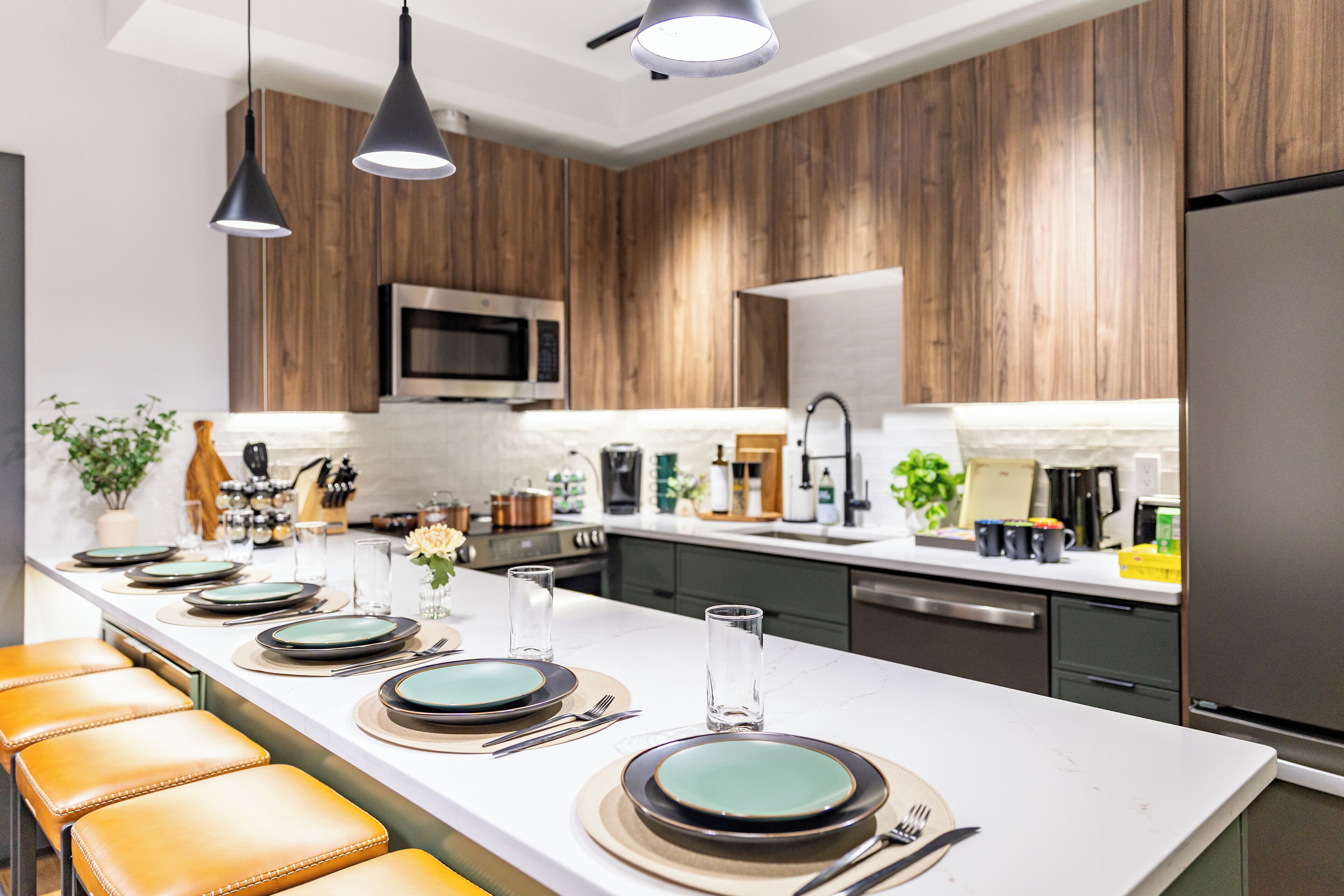 Réfrigérateur, four à micro-ondes, un four, surface de cuisson