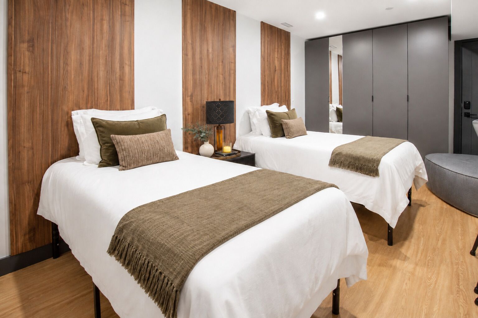 4 habitaciones, escritorio y tabla de planchar con plancha 