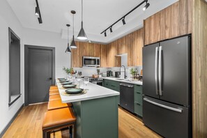 Fridge, microwave, oven, stovetop - Loft Condo Free Parking/MIT/Harvard/TD Garden (Somerville)