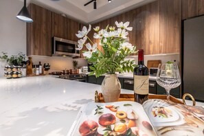 Kylskåp, mikrovågsugn, ugn och spishäll