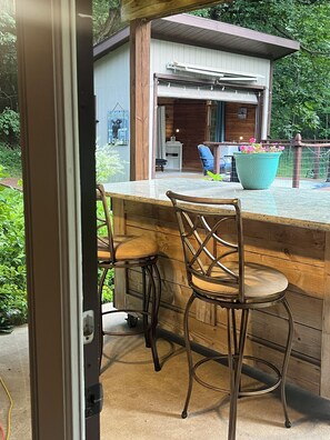 Outdoor dining - Cozy 2-bed, 1 bath Retreat in Elkhorn, WI close to Lauderdale Lakes (Elkhorn)