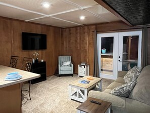 Smart TV - Cozy 2-bed, 1 bath Retreat in Elkhorn, WI close to Lauderdale Lakes (Elkhorn)