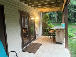 Outdoor dining - Cozy 2-bed, 1 bath Retreat in Elkhorn, WI close to Lauderdale Lakes (Elkhorn)