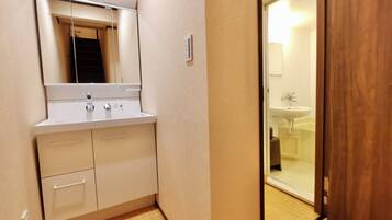 シャワー付き浴槽、石鹸、シャンプー、トイレットペーパー