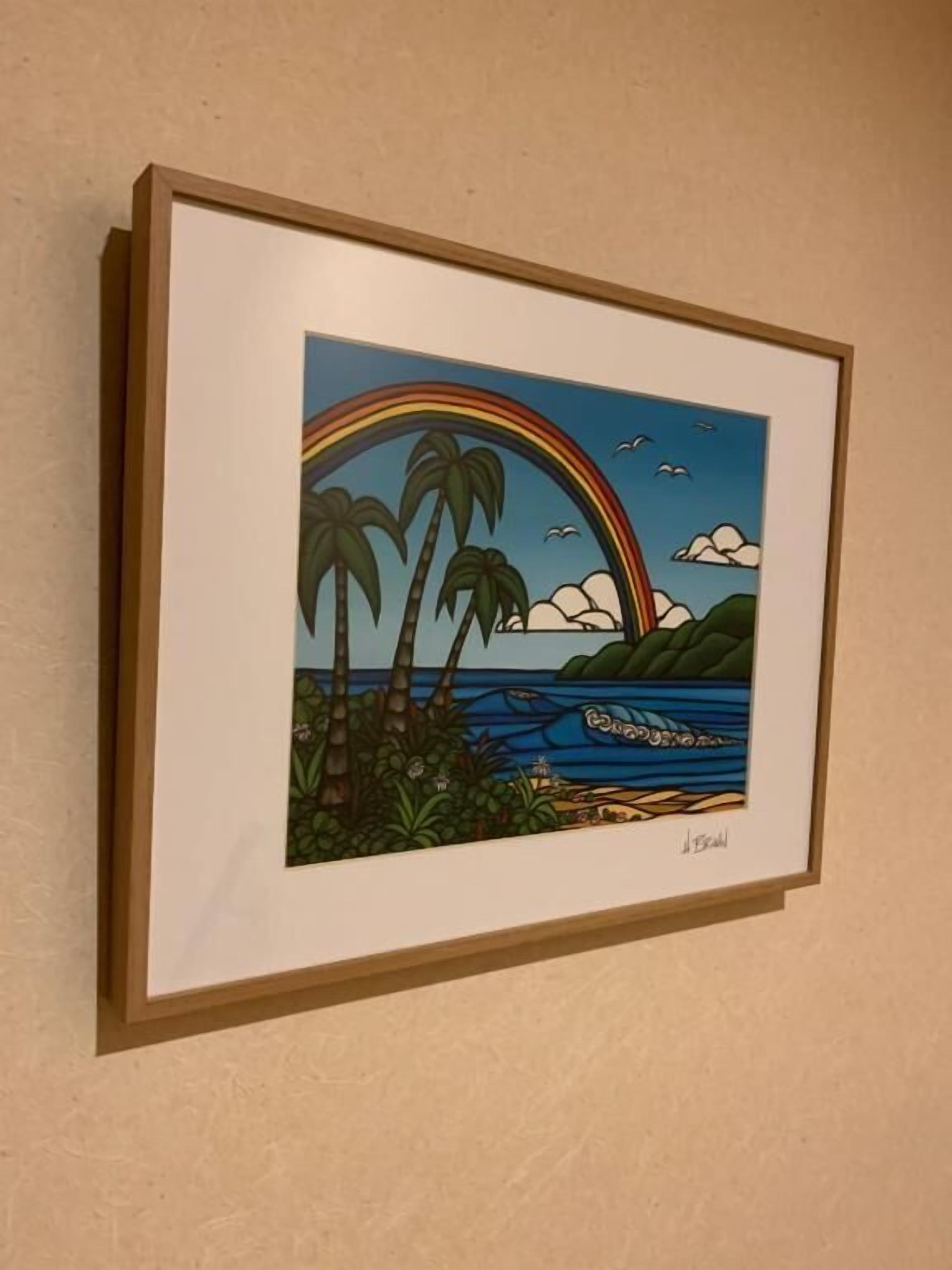 Obra enmarcadas que muestra una escena tropical con palmeras, un arcoíris y un barco sobre el agua.