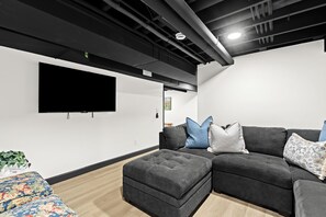 Smart TV, chimenea, mesa de ping pong, libros