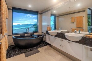 Luxury Apartment, Sea View, Oceanfront | Bathroom