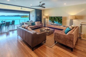 Apartamento de lujo, vistas al mar, frente al mar | Zona de estar