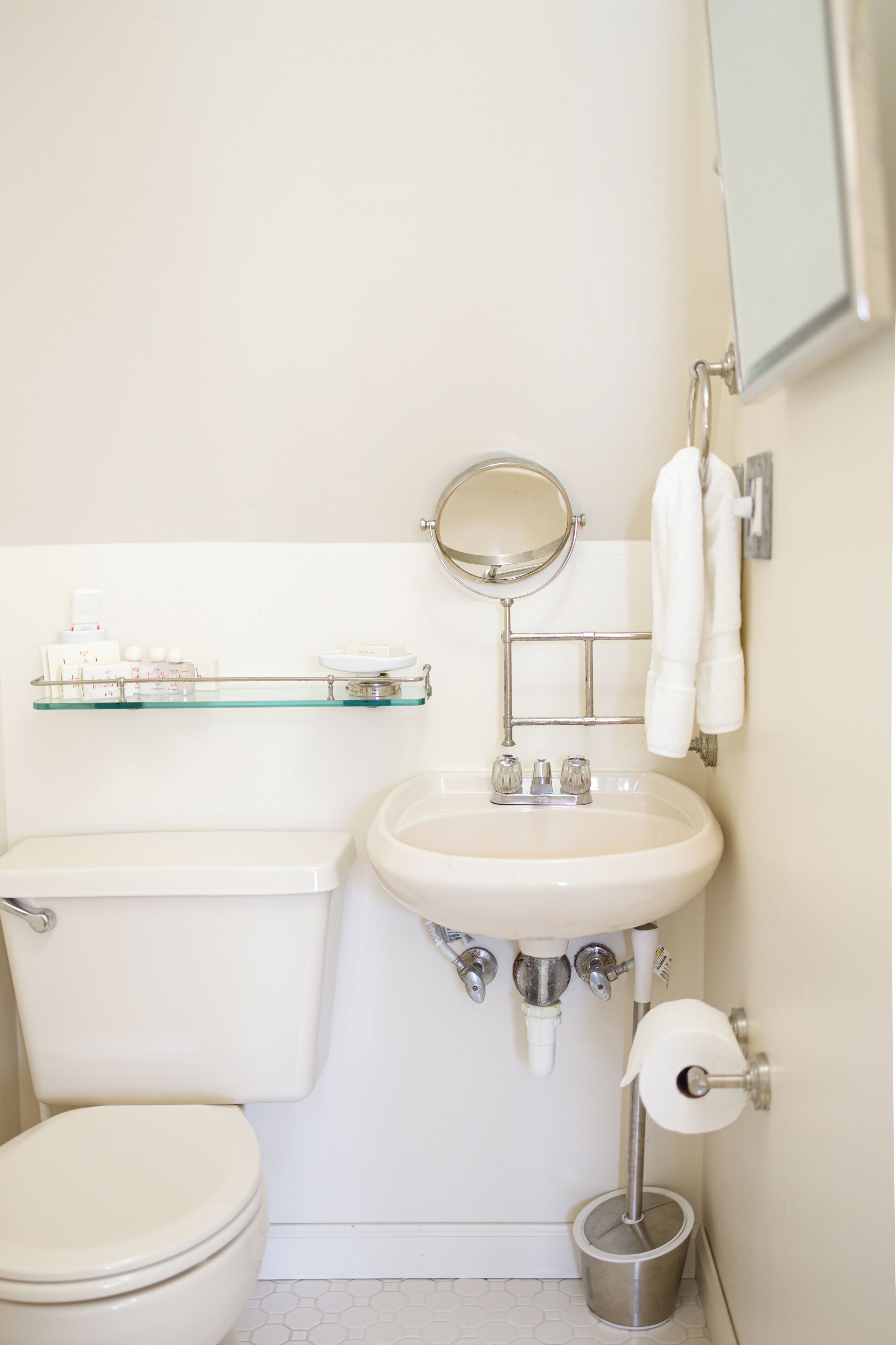 Ein Badezimmer mit Toilette, Waschbecken und Spiegel.