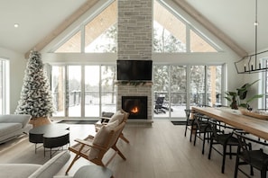 Smart TV, fireplace