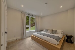 5 bedrooms, desk, travel crib, free WiFi