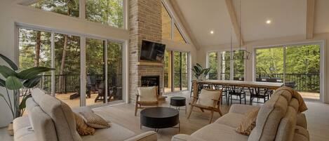 Smart TV, fireplace