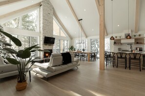 Interior - Spa • Sauna  • Salle de jeux • Terrasse • Foyer (Les Laurentides Regional County Municipality)
