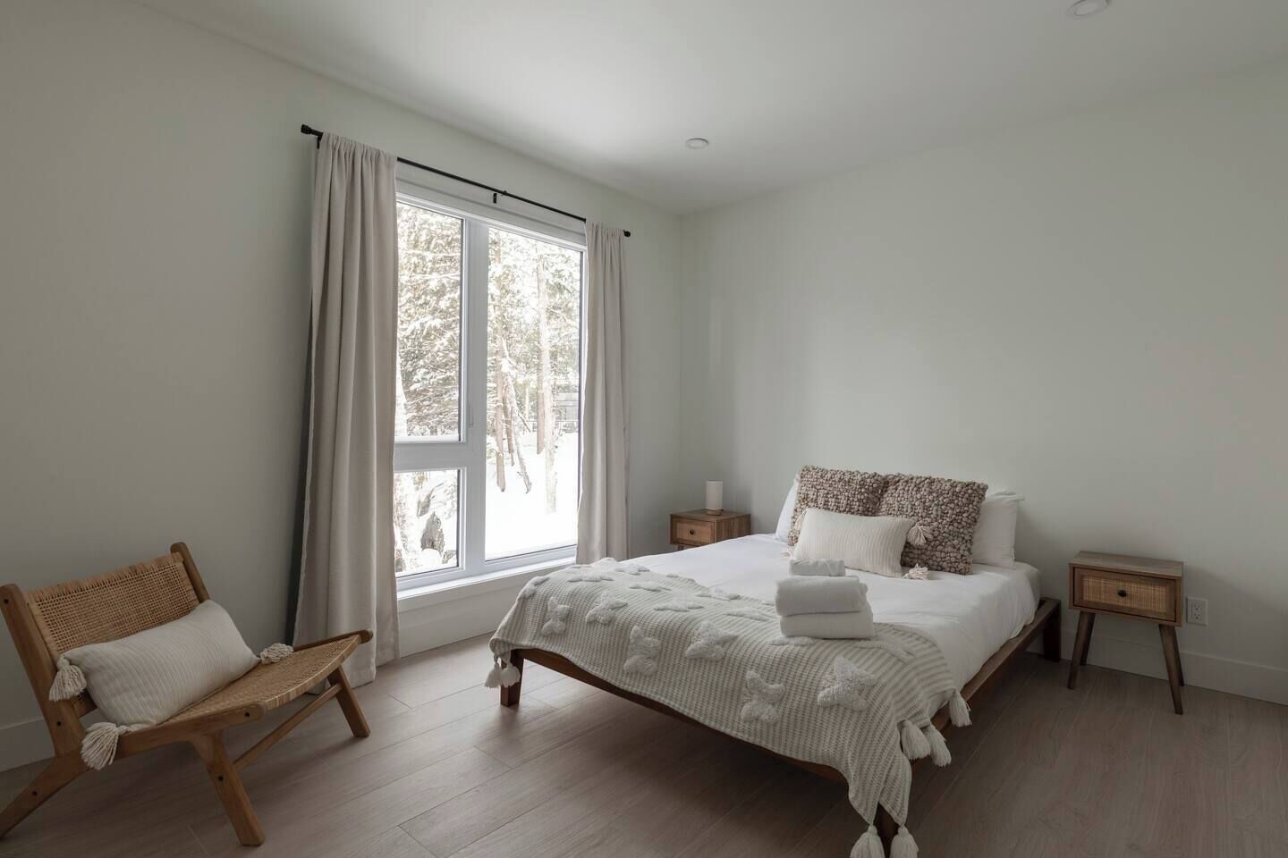 Desk, travel crib, free WiFi, bed sheets