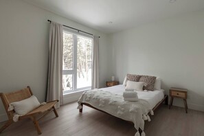 Desk, travel crib, free WiFi, bed sheets