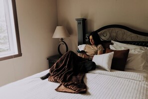 Escritorio, cuna de viaje, wifi gratis y ropa de cama 