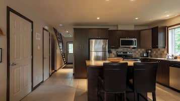 Réfrigérateur, four à micro-ondes, un four, surface de cuisson