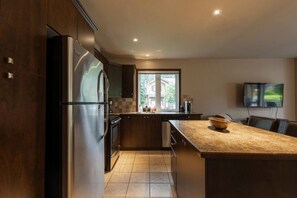 Fridge, microwave, oven, stovetop - Piscine+Golf+Vélo IN/OUT • Espace Jeux •  Navette (Mont-Tremblant)