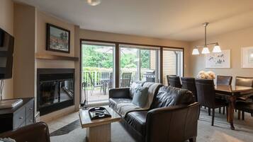 Smart TV, fireplace