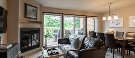 Smart TV, fireplace