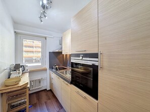Een koelkast, een oven, een vaatwasser, een broodrooster