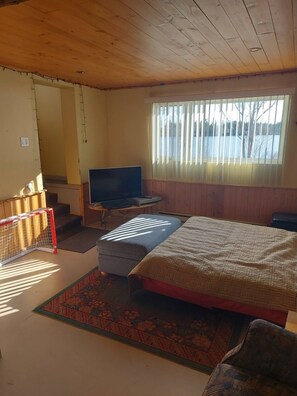 3 bedrooms, WiFi - Family Cottage in the Moonlight (Saint-Cyrille-de-Lessard)