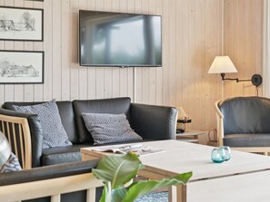 Una televisión, una chimenea