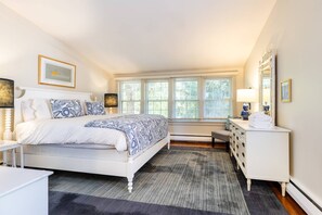 4 bedrooms, iron/ironing board, free WiFi