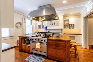 Luokittelematon kuva, 5 kautta 50, painike