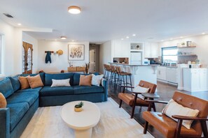 TV connectée, cheminée, livres