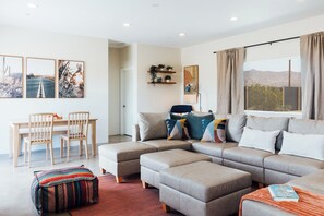 TV connectée, cheminée, livres