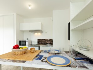 Kjøleskap, mikrobølgeovn og kjøkkenutstyr