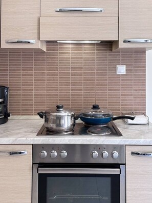 Fridge, microwave, oven, coffee/tea maker
