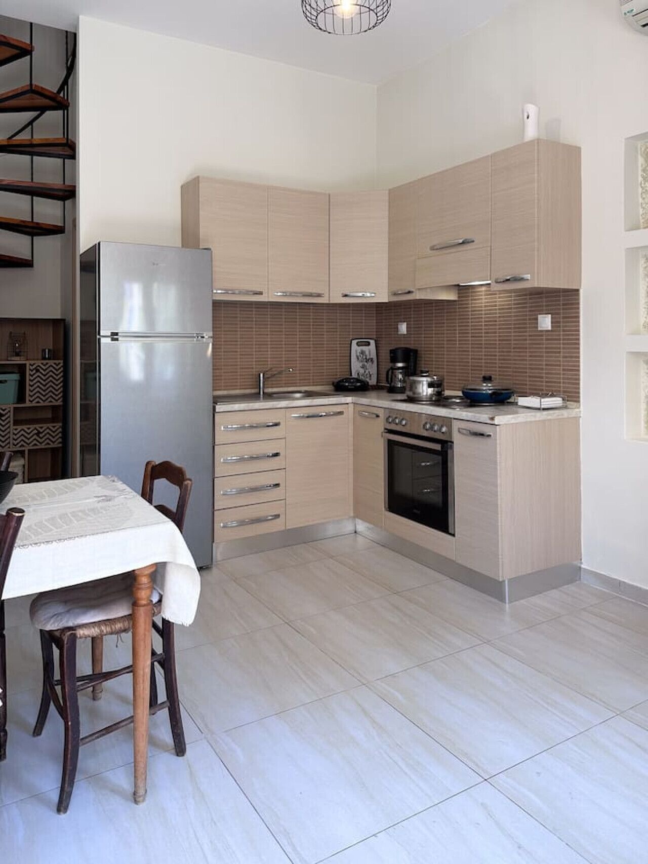 Kühlschrank, Mikrowelle, Ofen, Wasserkocher mit Kaffee-/Teezubehör