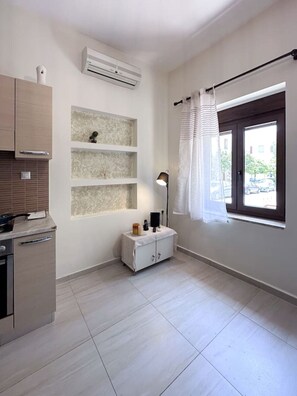 Fridge, microwave, oven, coffee/tea maker