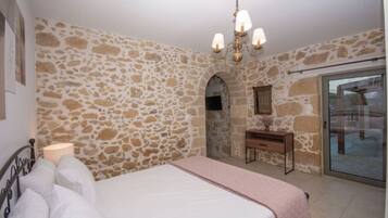 1 bedroom, desk, iron/ironing board, WiFi