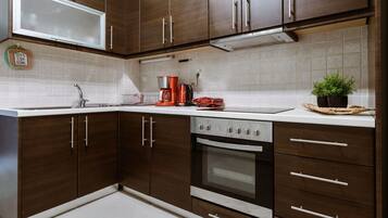 Kylskåp, mikrovågsugn, ugn och spishäll