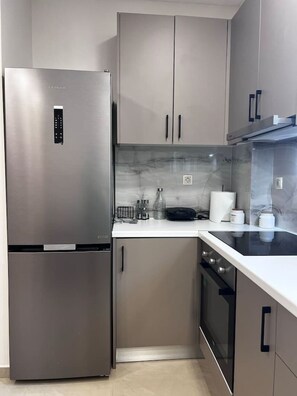 Geladeira, micro-ondas, fogão, cooktop