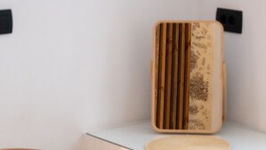 Un bureau moderne et épuré, accompagné d’une chaise en bois.
