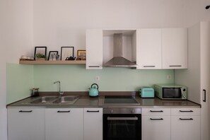 Refrigerador, horno, parrilla de estufa y cafetera y tetera 