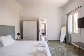 2 slaapkamers, een bureau, een strijkplank/strijkijzer, reisbedje