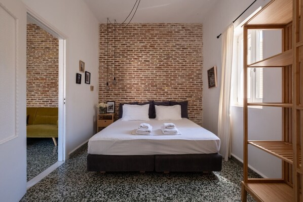 2 habitaciones, escritorio y tabla de planchar con plancha 