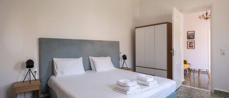 2 chambres, bureau, fer et planche à repasser, lit parapluie