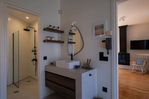 Kostenlose Toilettenartikel, Haartrockner, Hausschuhe, Handtücher