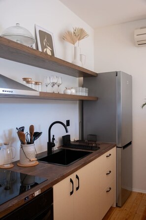 Jääkaappi, uuni, liesi, kahvin-/teenkeitin