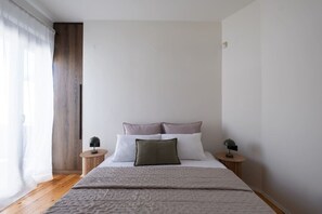 Silitysrauta/-lauta, vauvan matkasänky, Wi-Fi, vuodevaatteet