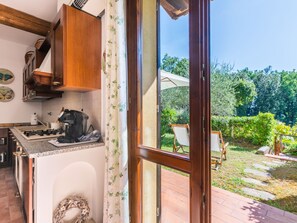 Réfrigérateur, un four, grille-pain, chaise haute