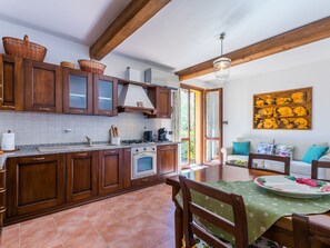 Réfrigérateur, un four, grille-pain, chaise haute