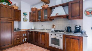 Réfrigérateur, four, grille-pain, chaise haute