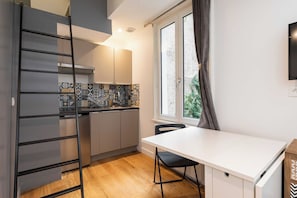 Apartamento | Cocina privada | Frigorífico, microondas, cafetera o tetera y utensilios de cocina